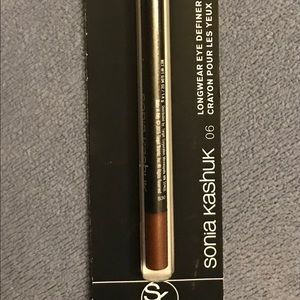 Longwear eye definer crayon